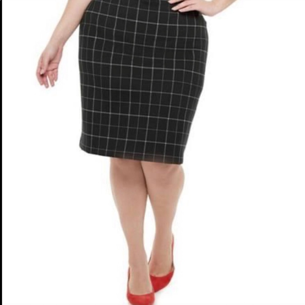 NWT Women’s Black/White Plaid EVRI Pencil Skirt 3X